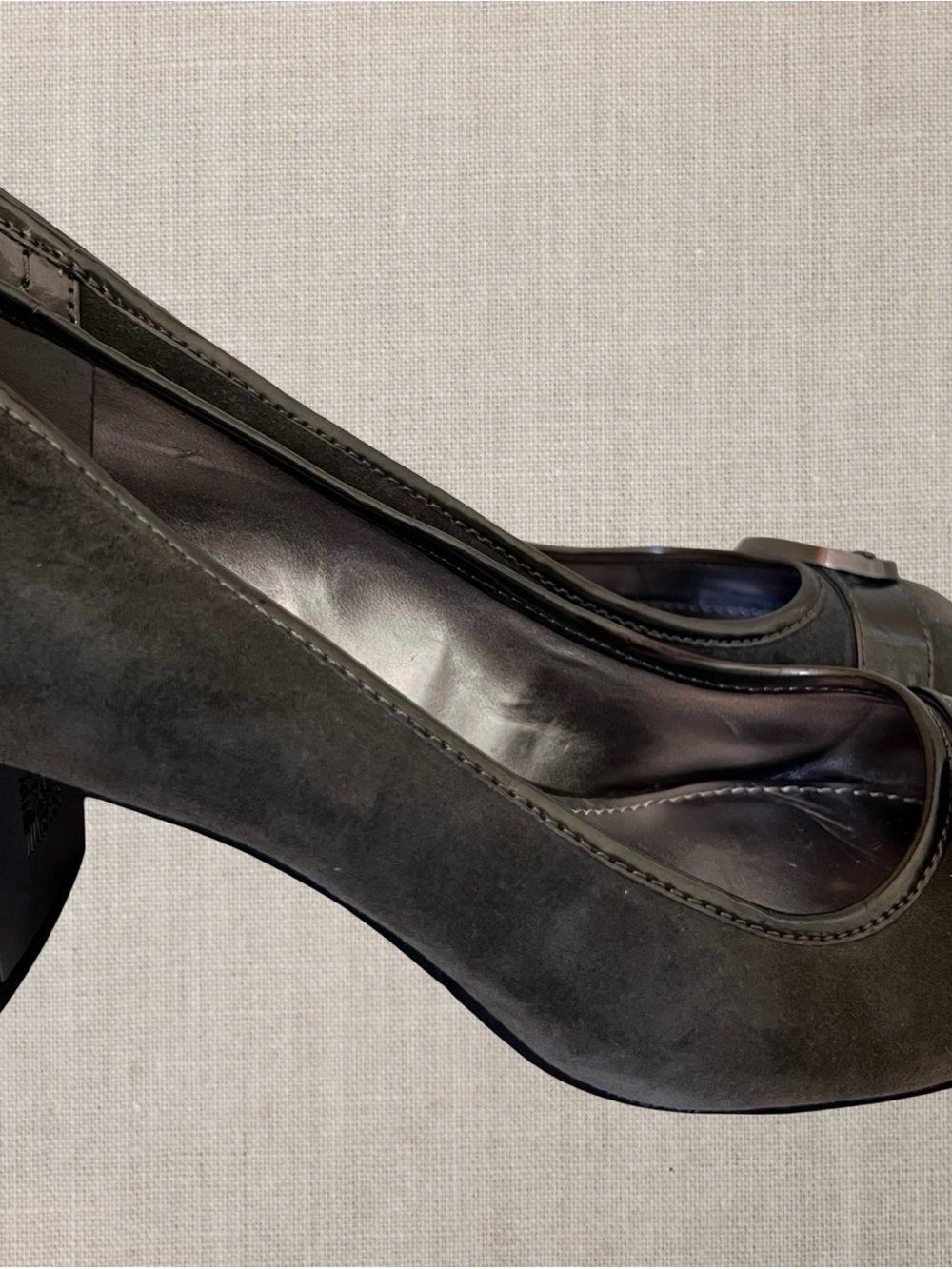 Anne Klein iFlex Silver Metallic Gray Suede Pumps Patent Buckle Heels Size 9